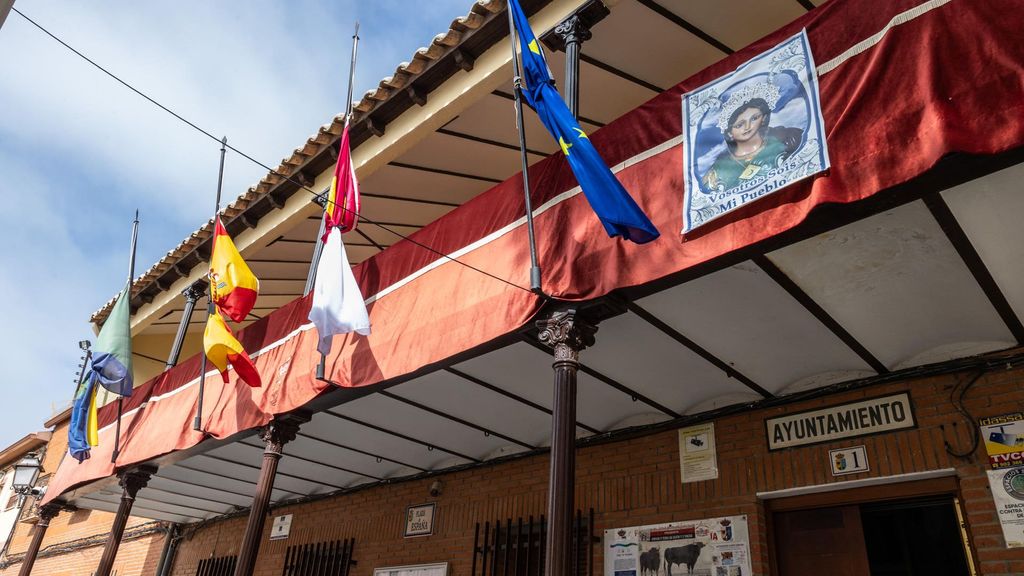 Las banderas ondean a media asta en el Ayuntamiento de Pantoja (Toledo)