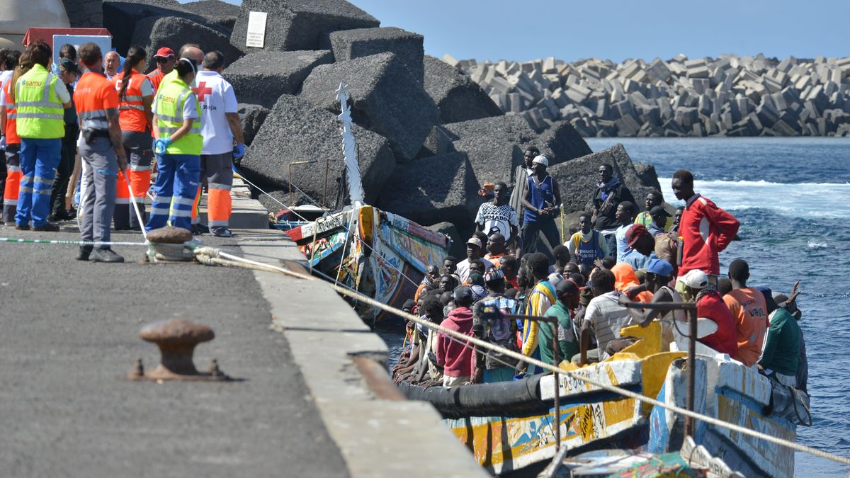 Llegada de la patera al muelle de La Restinga, a 21 de octubre de 2023, en El Hierro, Islas Canarias