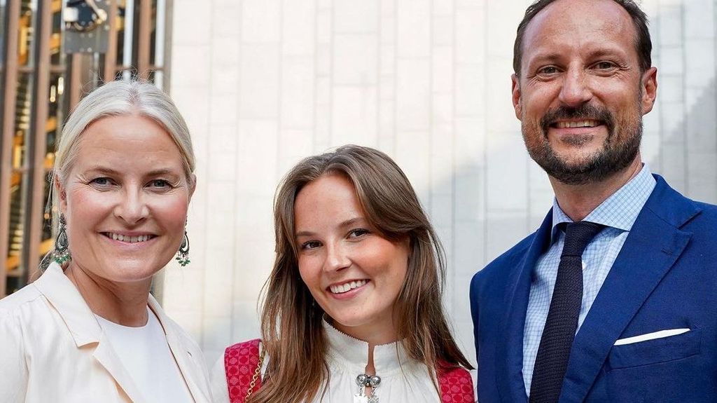 Los príncipes Haakon y Mette-Marit junto a su hija Ingrid.