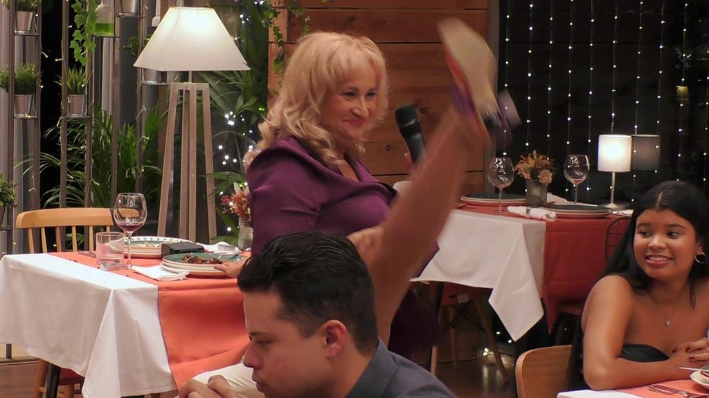 María Luisa actuando en 'First Dates'