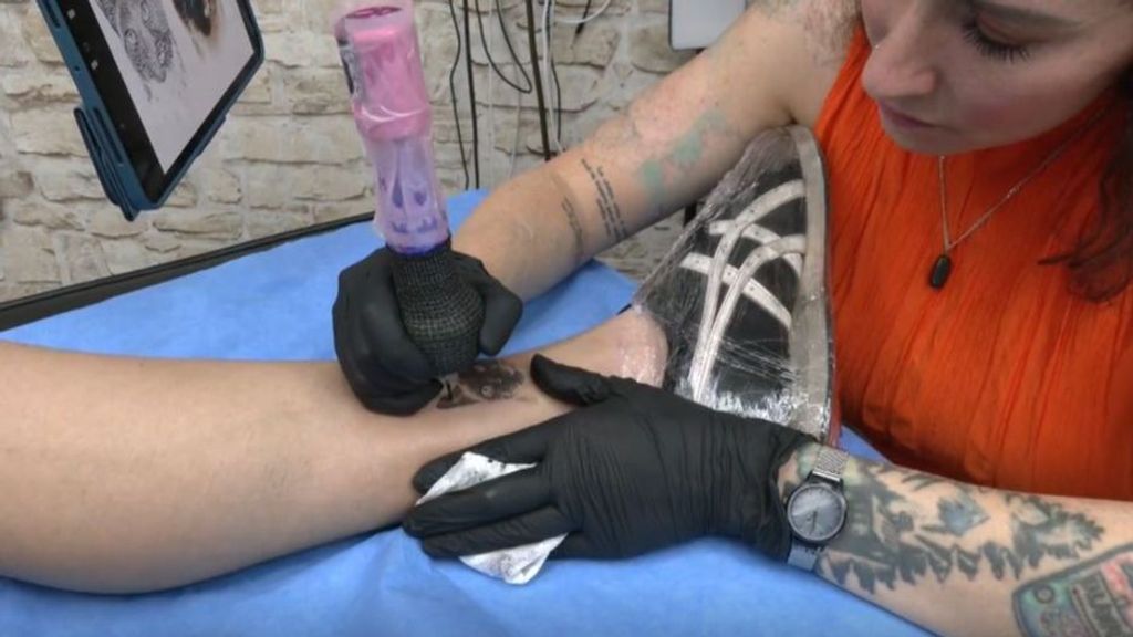 Las barreras de los tatuajes en España: indignación y controles exhaustivos