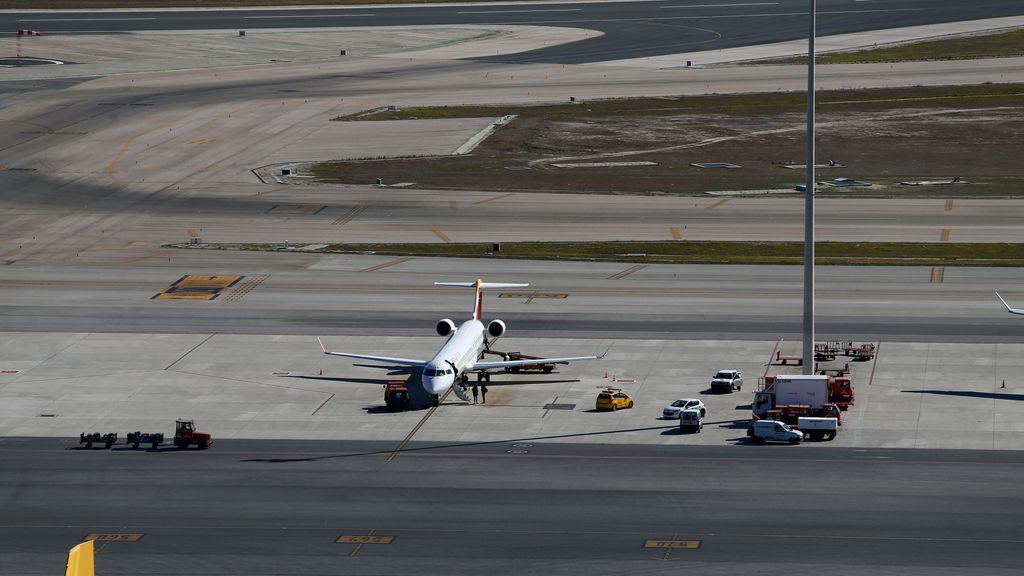 Un avión de Iberia permanece estacionado junto a las pistas del aeropuerto Adolfo Suárez Madrid-Barajas