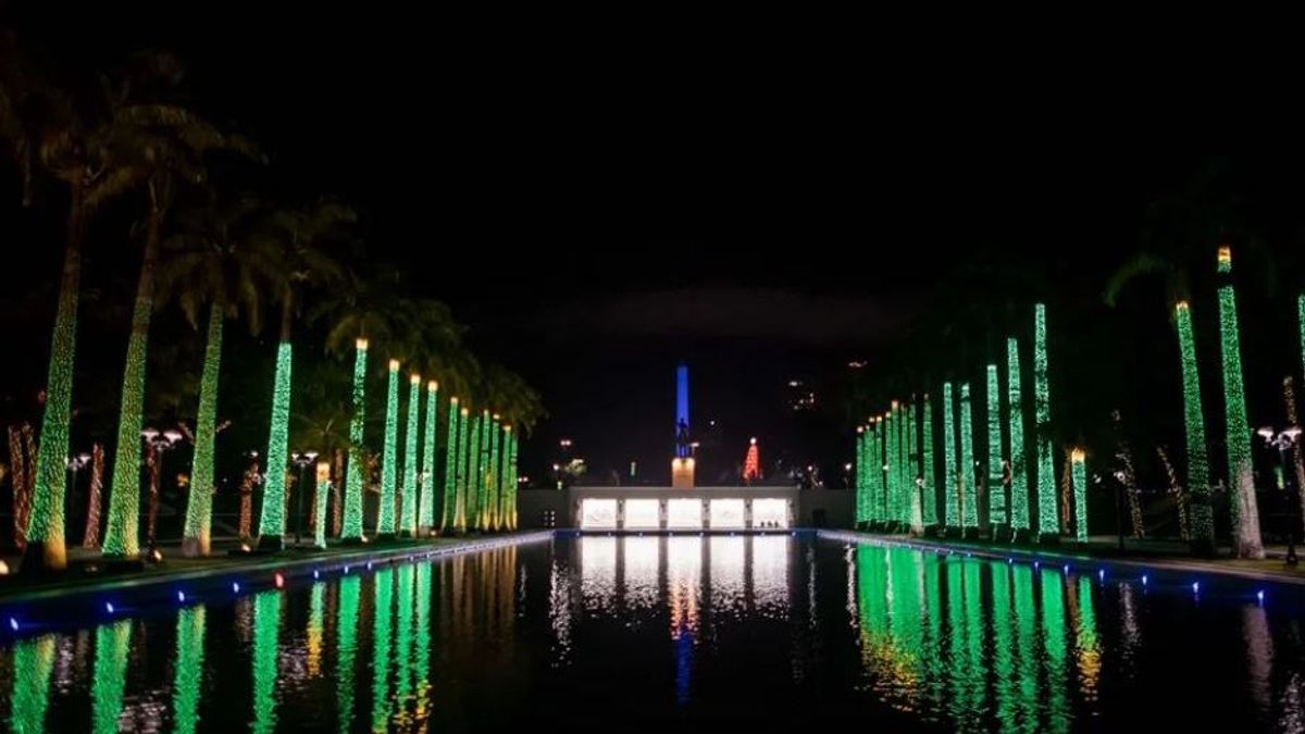 Una plaza publica decorada con luces de navidad, este lunes, en Caracas (Venezuela). EFE