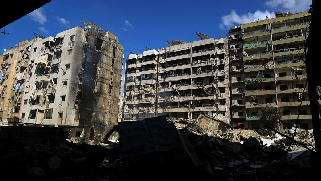 Una vista de edificios de apartamentos que resultaron gravemente dañados en los ataques aéreos israelíes en el suburbio del sur de Beirut