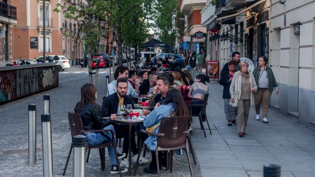 Varias Personas En Una Terraza De Madrid_7bf5