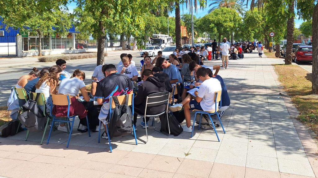 Alumnos del IES Lola Flores reciben las clases en la calle