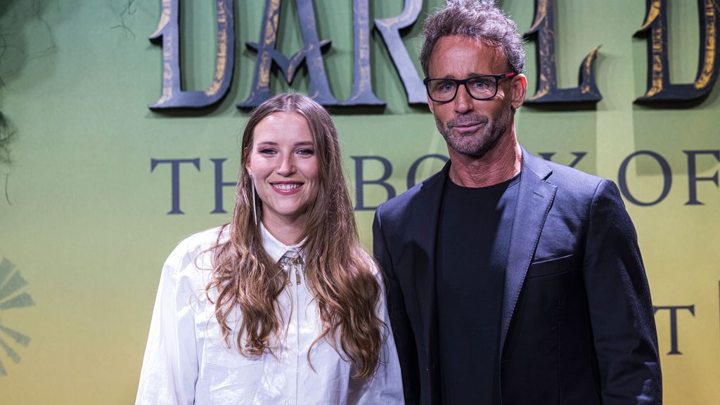 Álvaro Muñoz Escassi y su hija, Anna Barrachina, en la premiere de  'The Walking Dead: Daryl Dixon – The Book of Carol'