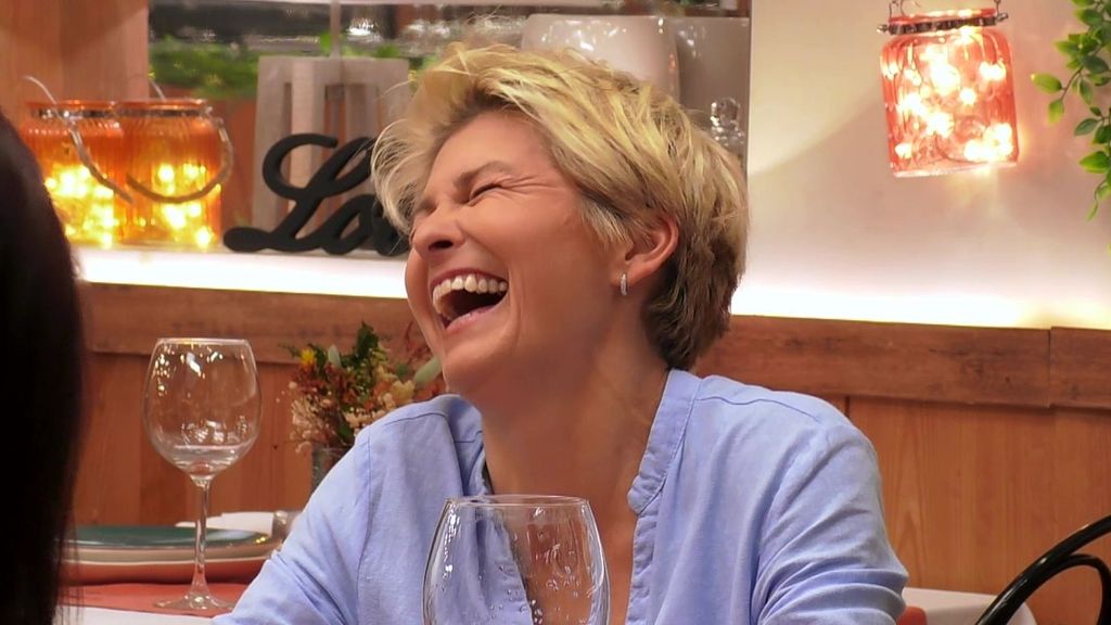 Ataque de risa en 'First Dates' tras la respuesta caliente de una soltera: "Puedo estar sin tener relaciones, teniendo consolador"