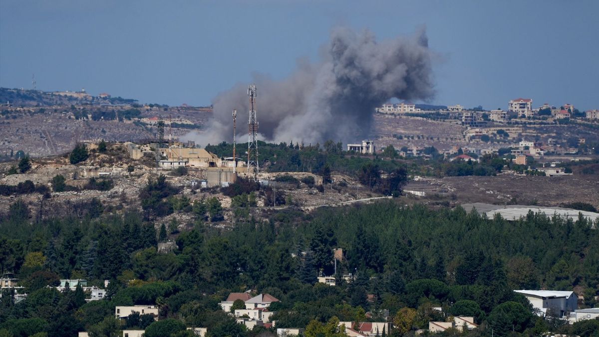 Columna de humo tras un ataque del Ejército de Israel contra el sur de Líbano