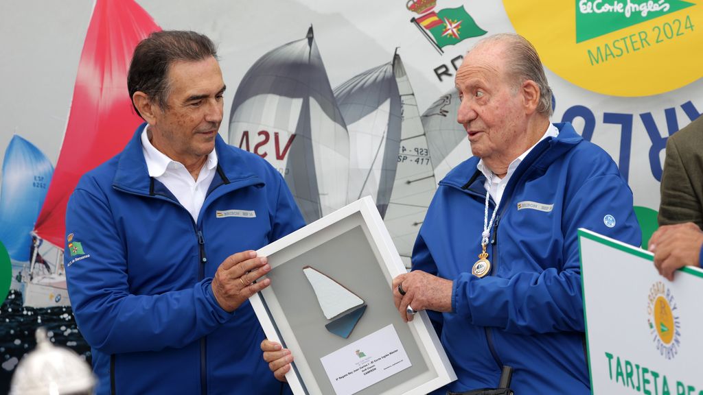 Don Juan Carlos junto a Pedro Campos durante la entrega de trofeos de la Regata Rey Juan Carlos I El Corte Inglés Máster