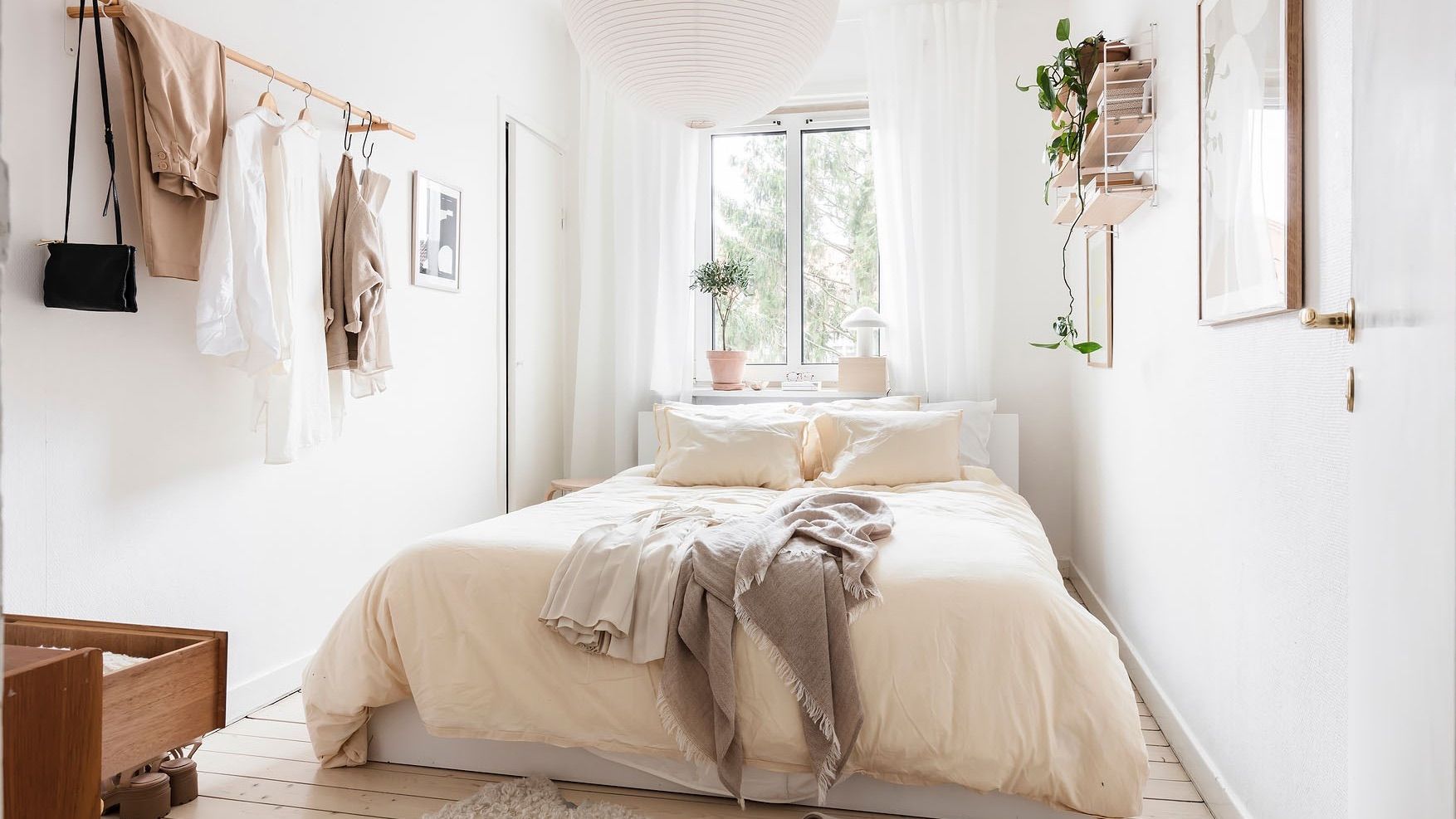 Dormitorio blanco con lámpara de papel