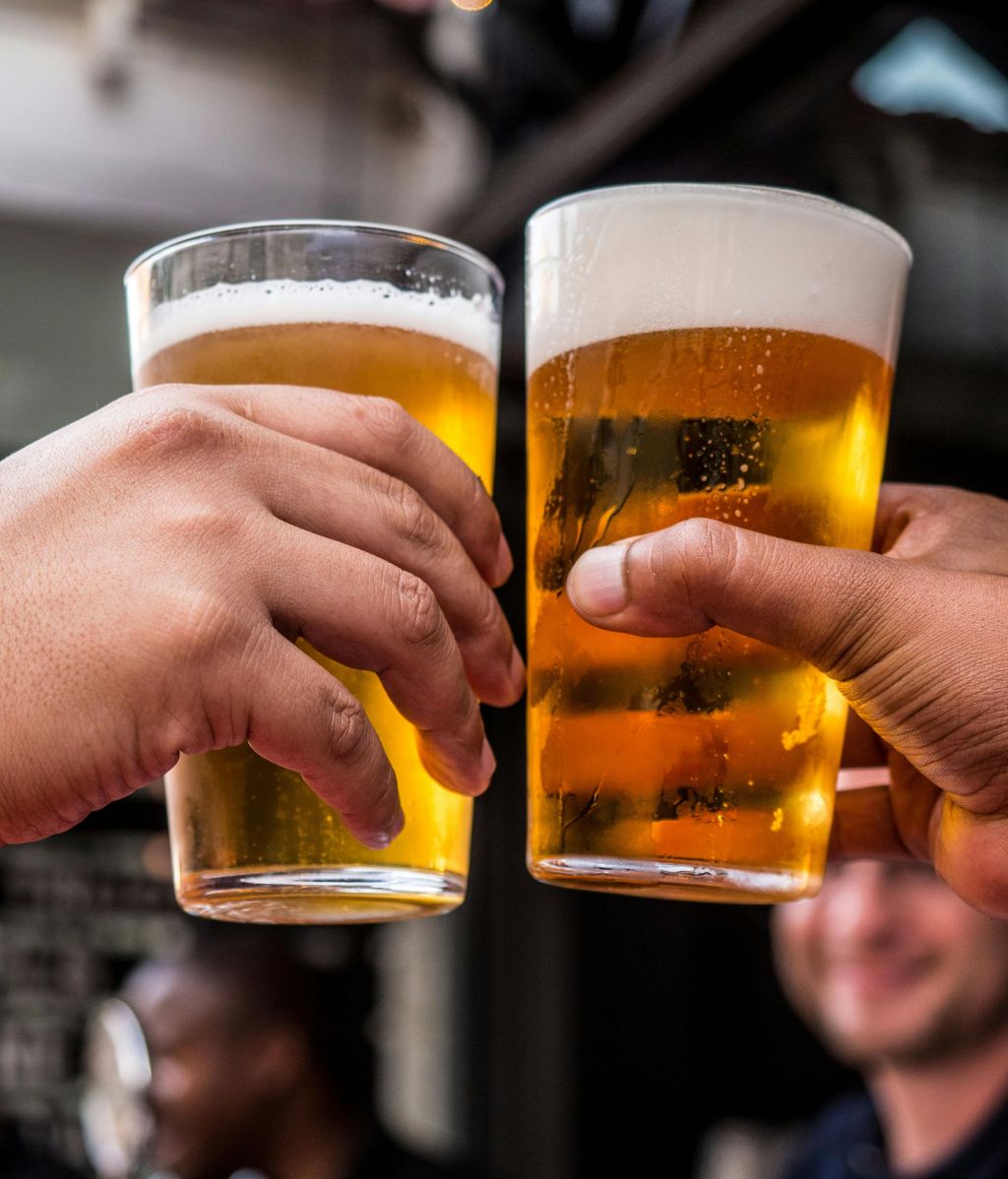 Dos personas brindando con cerveza