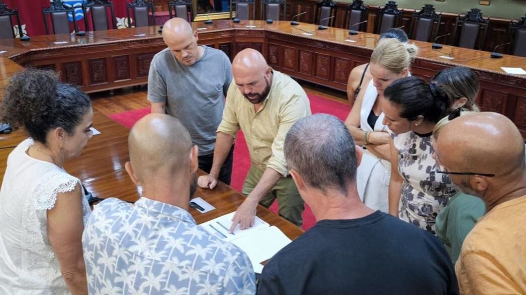 El alcalde junto a los miembros de la plataforma Punta Brava Stop Vertidos al Mar