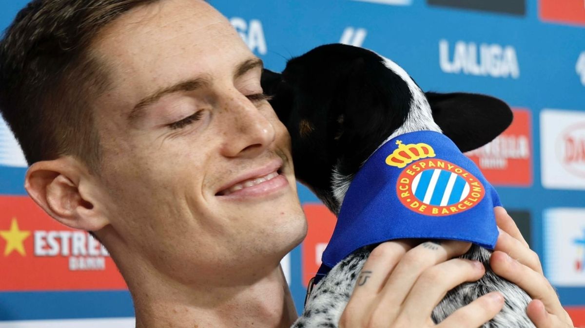 El futbolista Pol Lozano y su perro Mango