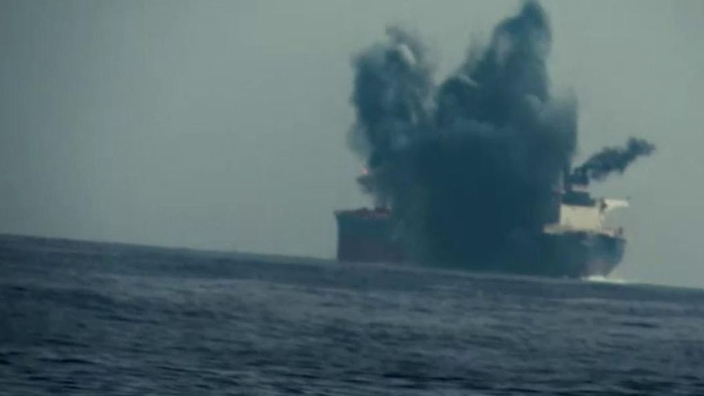 El Mar Rojo, frente a Yemen, otro punto caliente: una lancha con explosivos impacta contra un petrolero británico