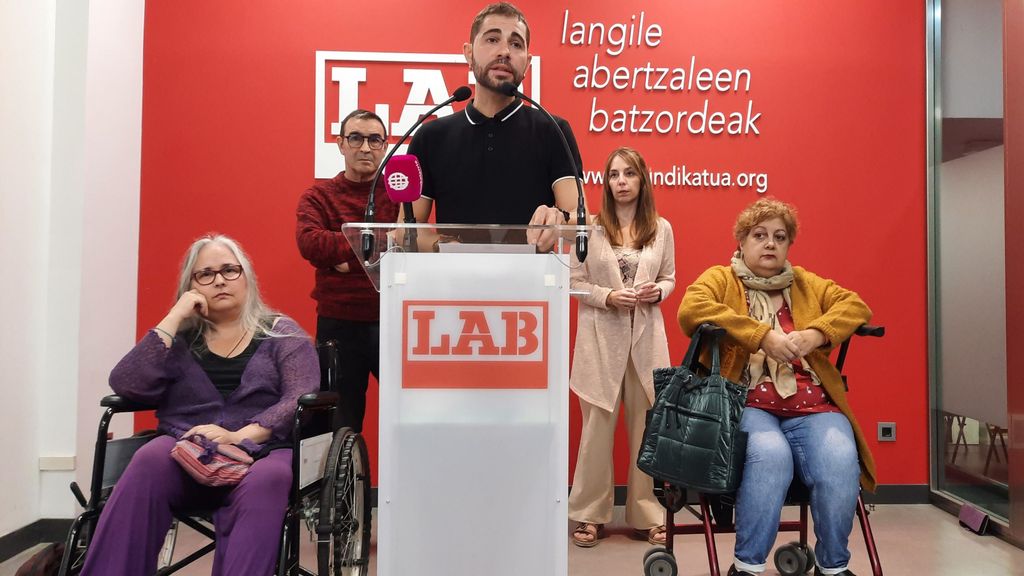 Elena Escudero y su compañera María Angeles durante la rueda de prensa para denunciar su situación