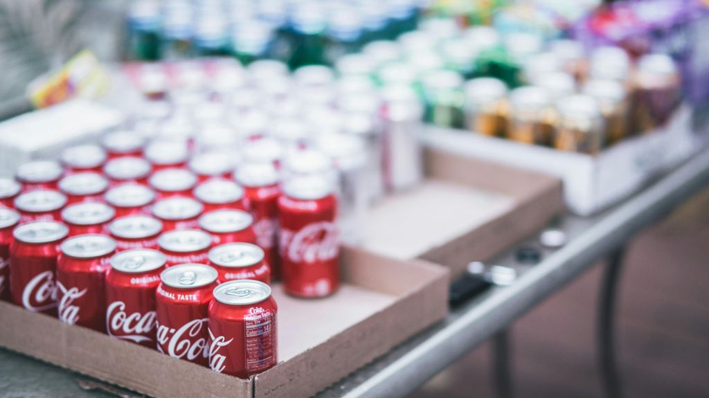 Imagen con varias latas de refresco