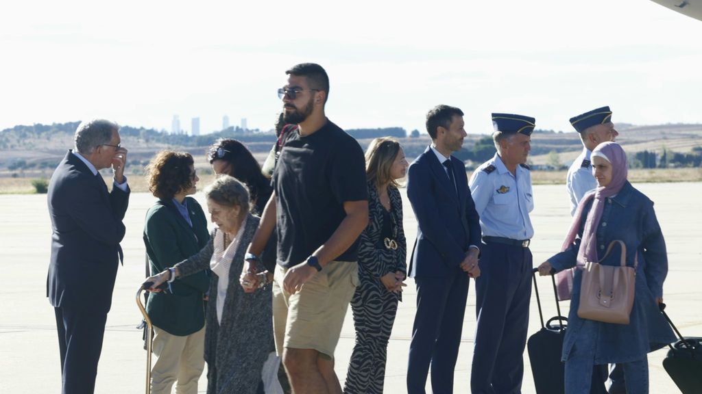 Imagen de los españoles a su llegada a la base de Torrejón.