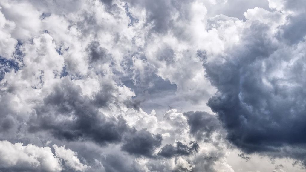 Jueves de cielos cubiertos y lluvias en la Península y Baleares