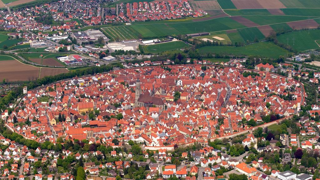 La localidad de Nördlingen, en la zona de Baviera, co su típico trazado circular.