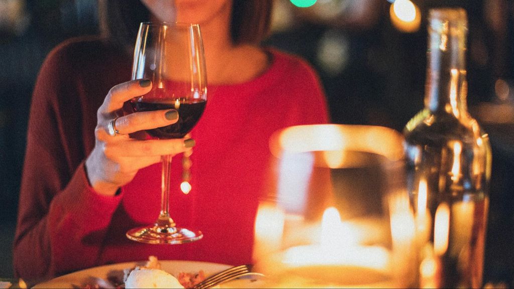 Mujer bebiendo vino