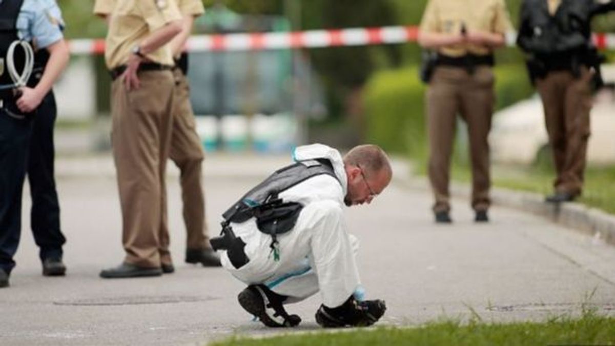 Policía de Alemania en el lugar de un crimen.