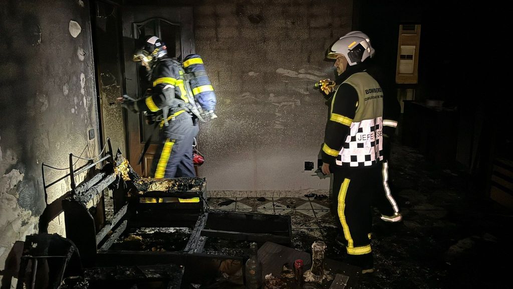 Rescatan a un septuagenario con una intoxicación por inhalación de humo tras el incendio de su vivienda en Móstoles