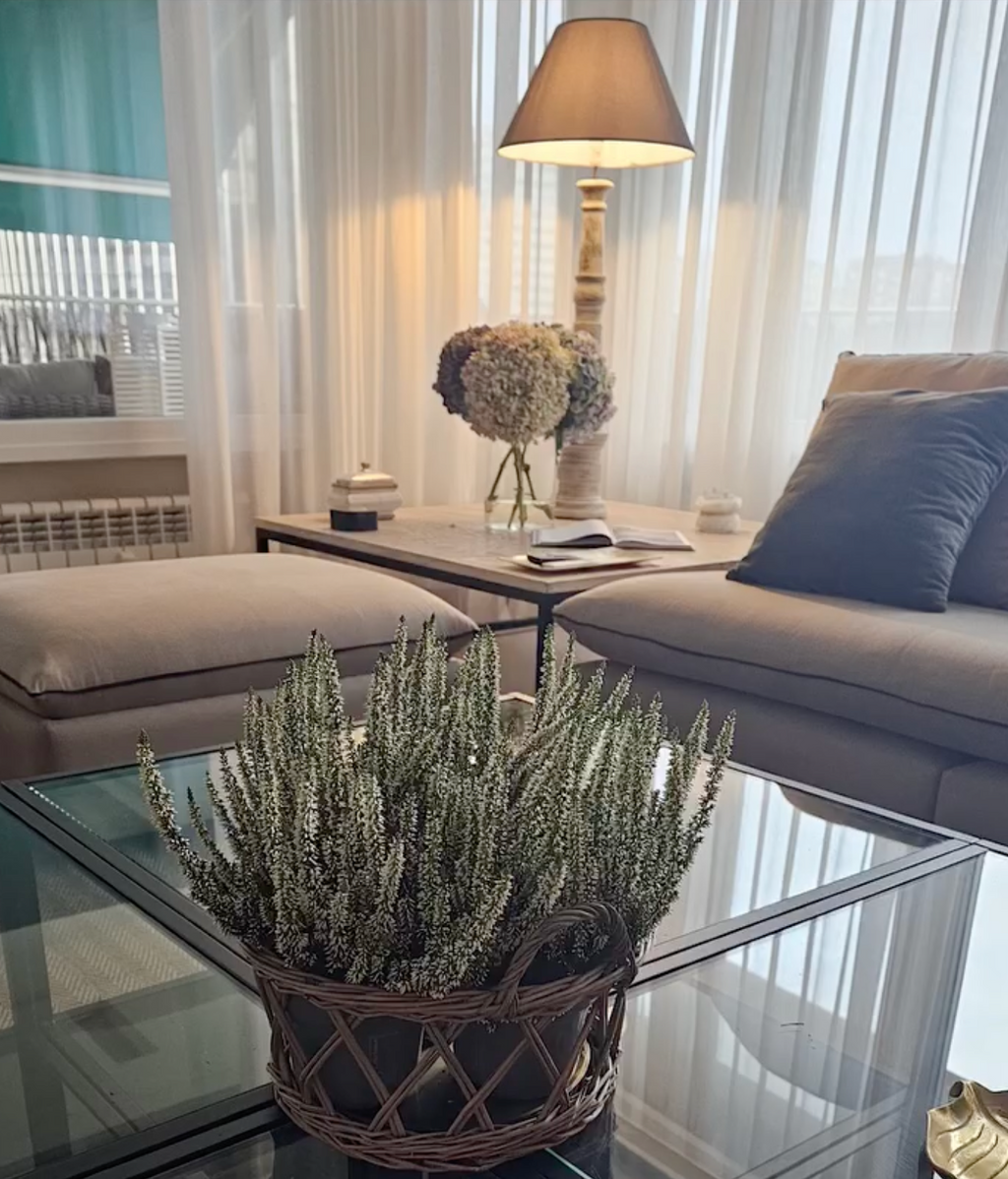 Salón de Fabiola Martínez con plantas de brezo y jarrón con hortensias