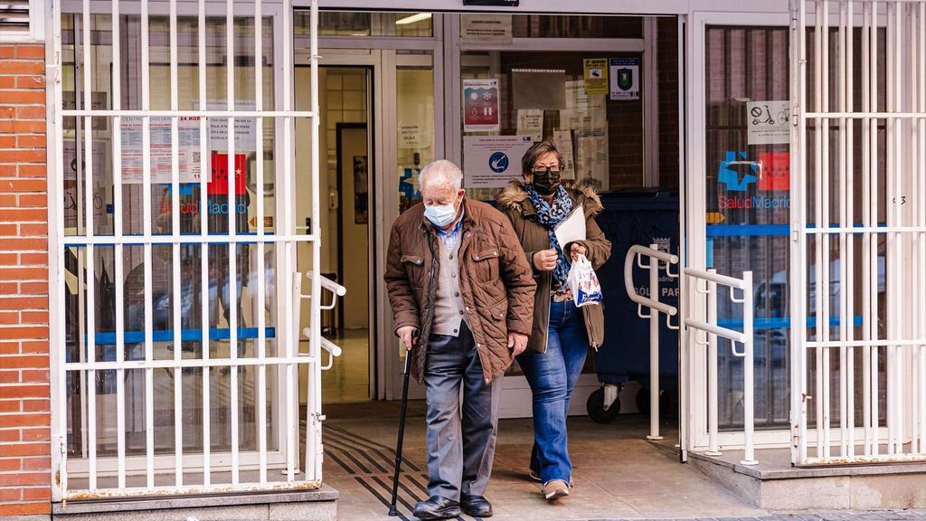 Un hombre con mascarilla por el centro de salud de Embajadores, a 5 de enero de 2024, en Madrid (España).