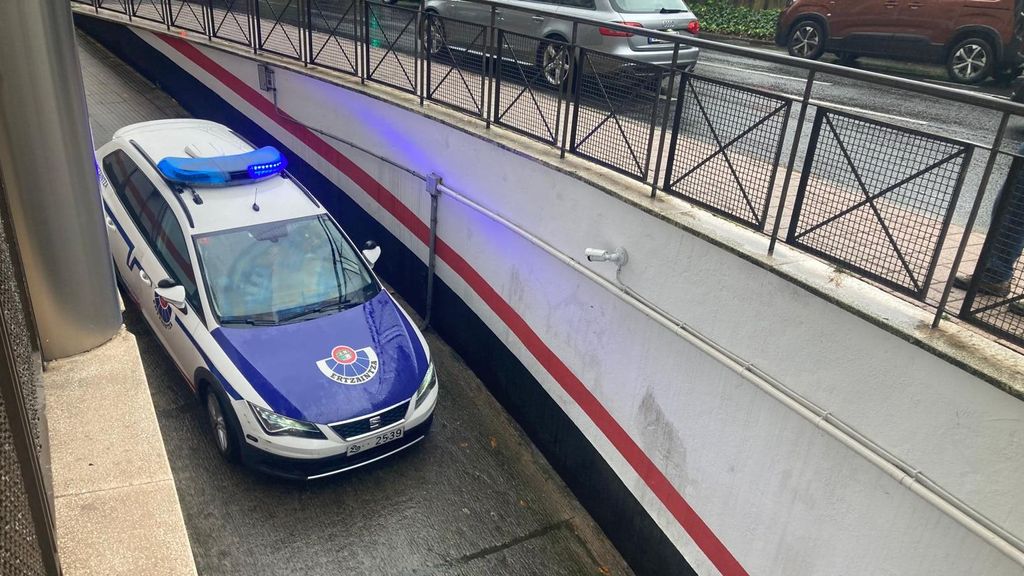 Uno de los vehículos policiales accediendo a los juzgados de Barakaldo con uno de los seis detenidos