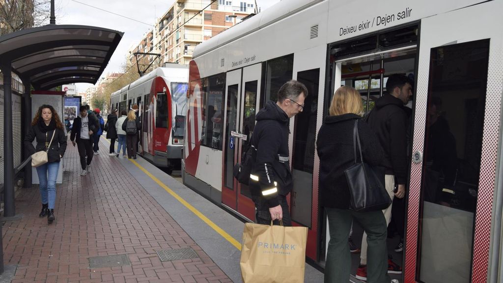 Usuarios suben al tranvía en una parada