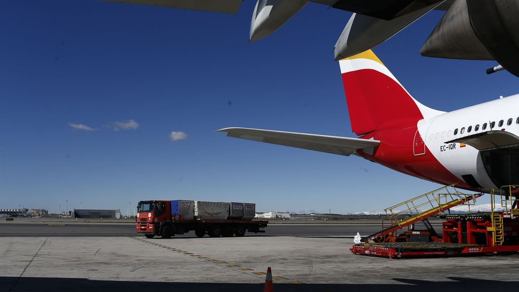 Aeropuerto de Barajas, Iberia, carga de avión, aviones, cola de avión, handling, carga de maletas