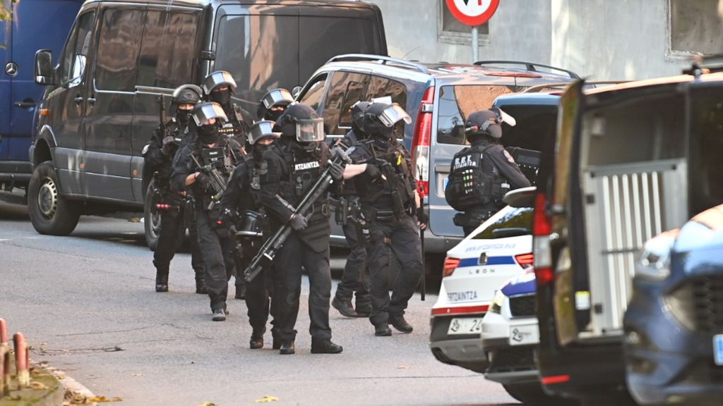 Agentes de la Ertzaintza durante un dispositivo