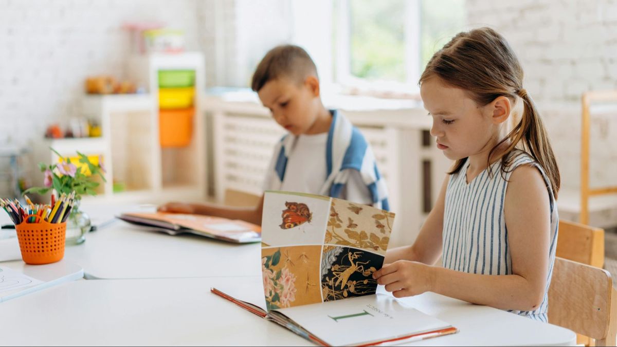 Dos niños leyendo