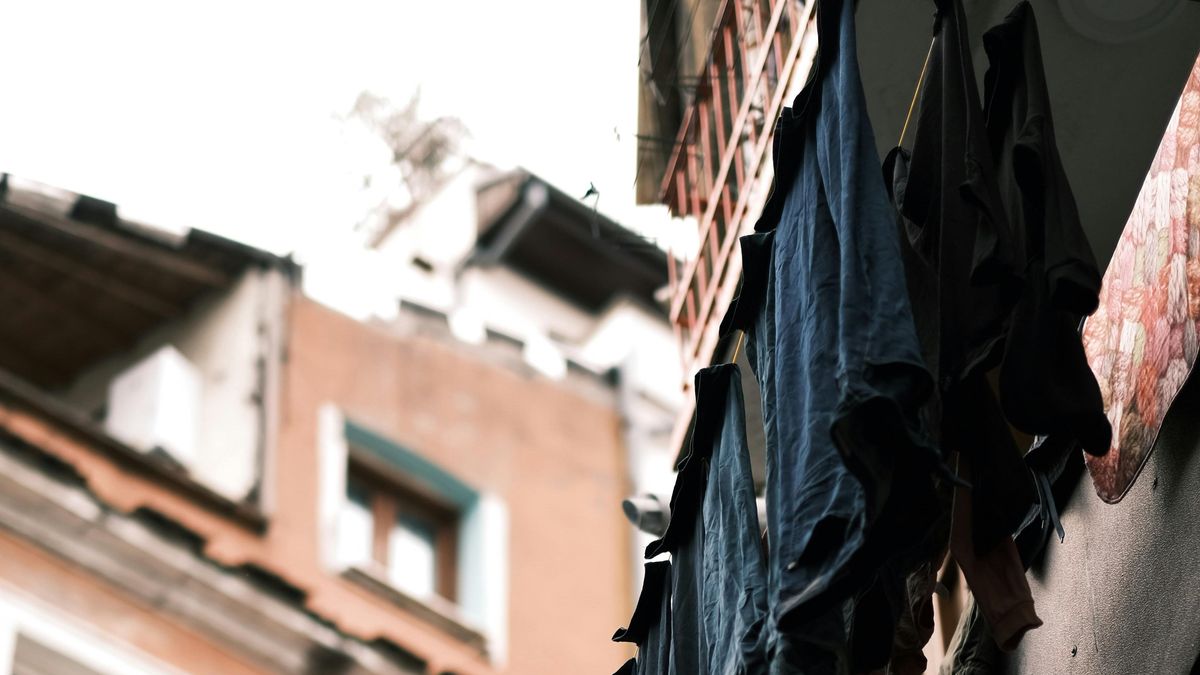 Edificio con ropa tendida en el balcón