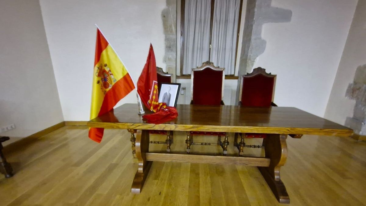 EH Bildu coloca una bandera de España del 'todo a 100' junto a la foto del Rey para burlar la sentencia de un tribunal navarro