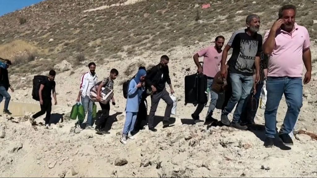 Familias libaneses trata de huir a pie por el paso fronterizo con Soria, bombardeado por Israel