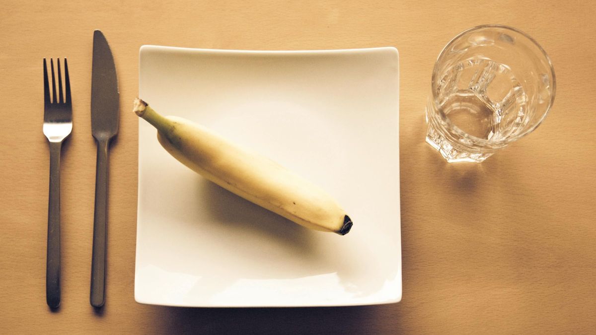 Imagen de un plátano en un plato