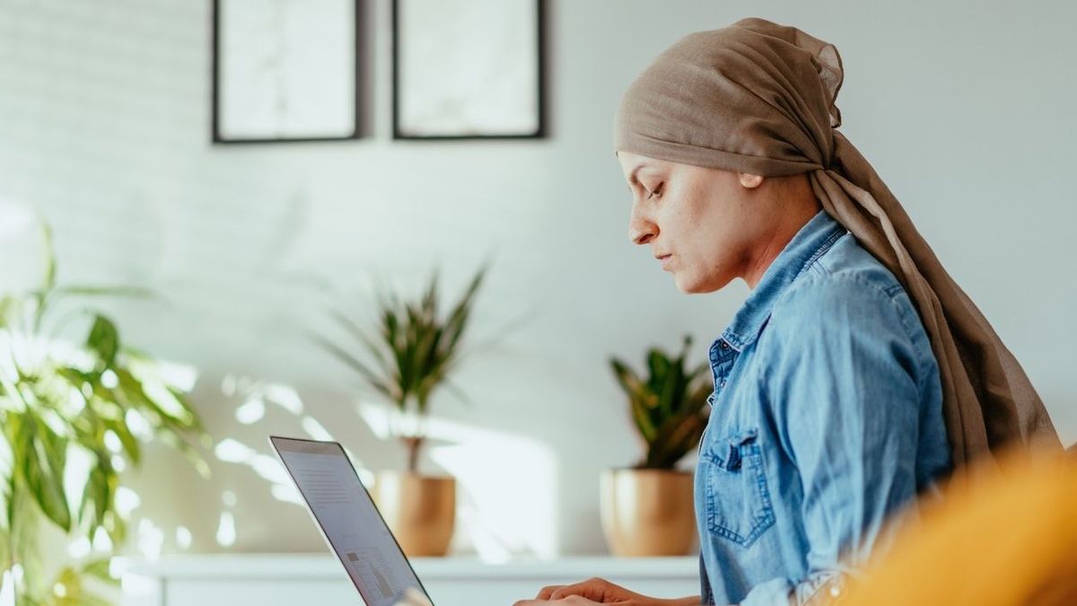 Imagen de una paciente con cáncer trabajando