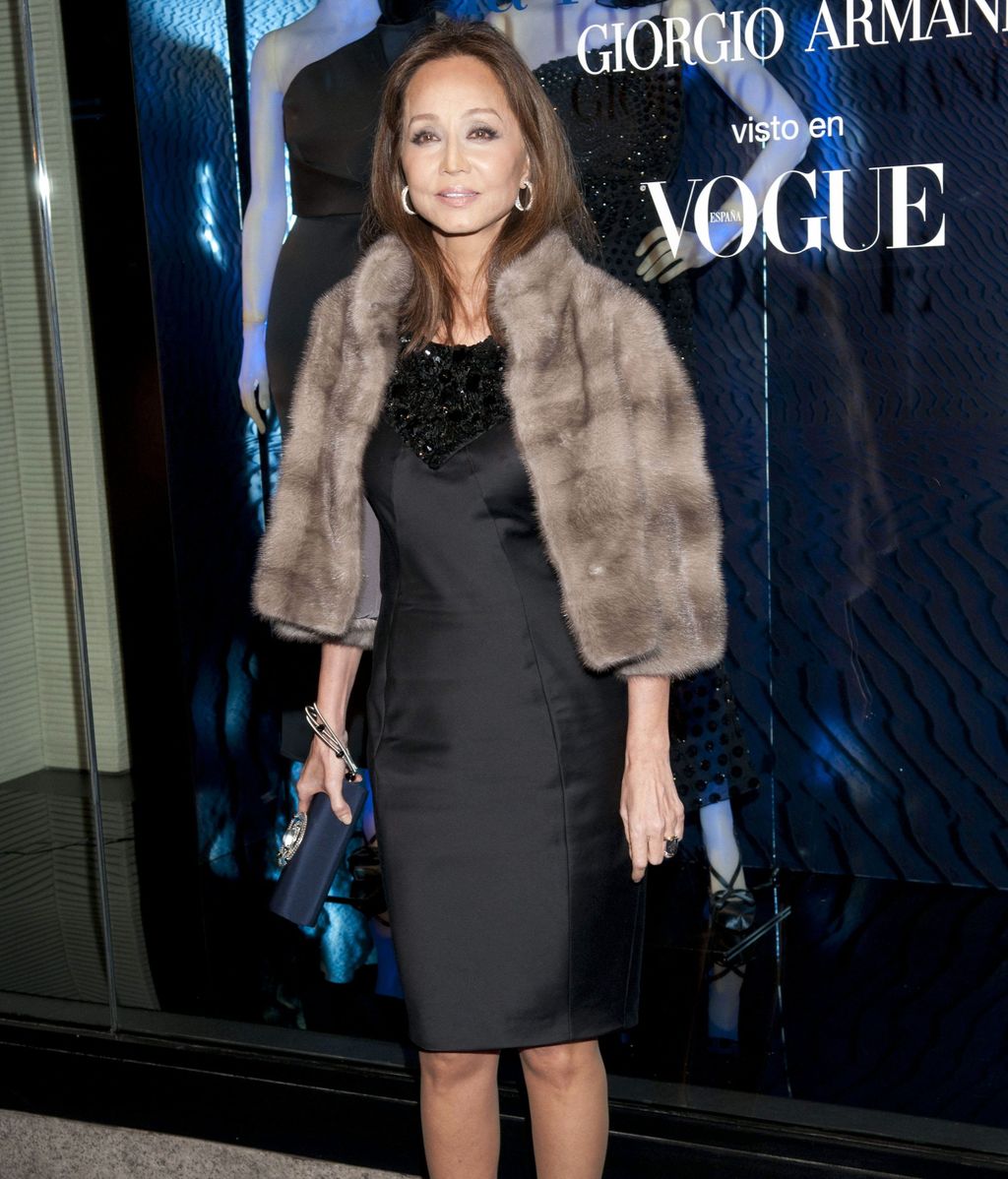 Isabel Preysler con abrigo de piel en un evento de Armani