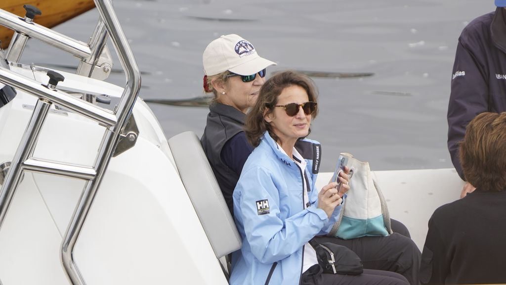 La biógrafa del rey, Laurence Debray, y la Infanta Elena embarcando este 4 de octubre.