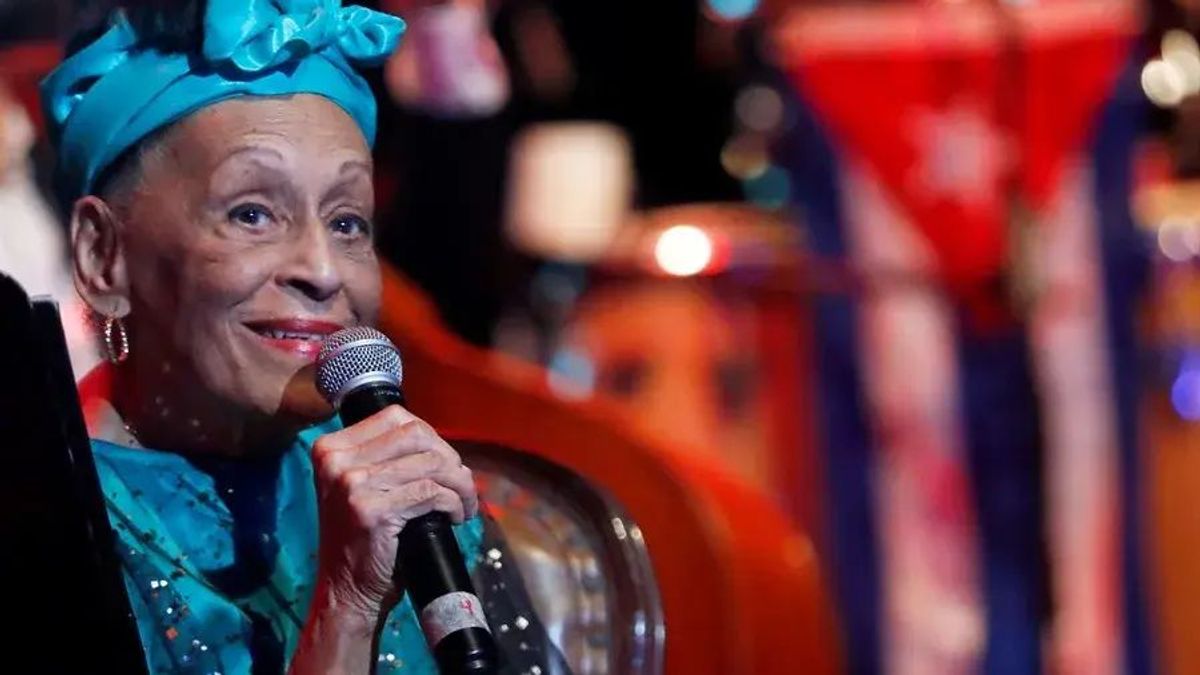 La cantante cubana Omara Portuondo se retira de los escenarios a los 93 años tras su desmayo en Barcelona