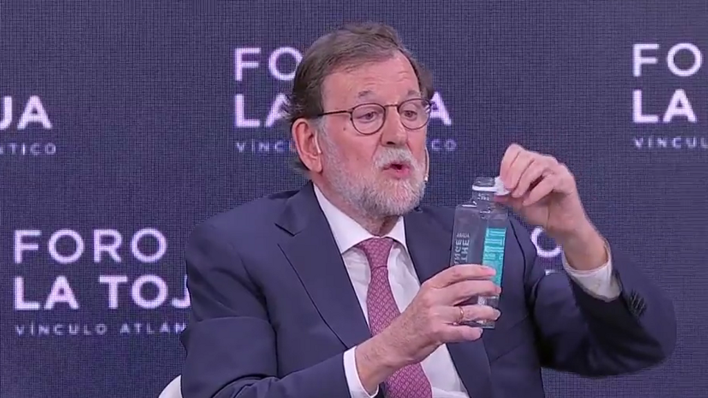 La divertida anécdota de Rajoy con los nuevos tapones de las botellas de agua:  "Me pese hecho un circo"