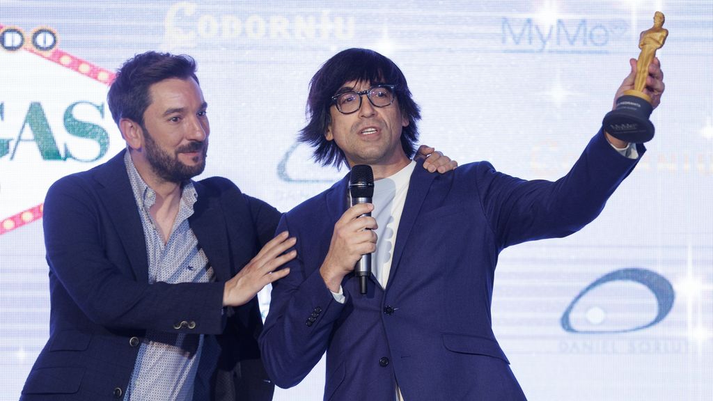 Luis Piedrahita (dcha.), recogiendo su premio Oscar del Humor en Madrid, en 2023.