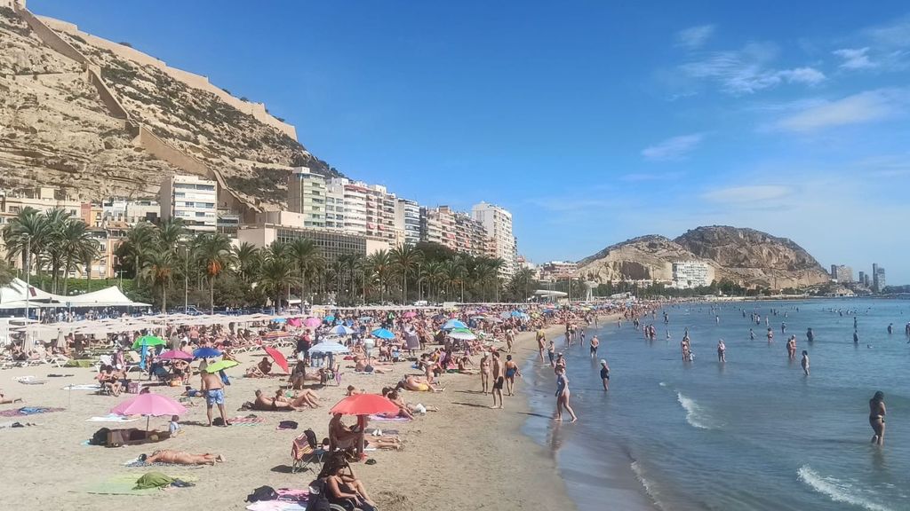 Playa del Postiguet de Alicante llena en octubre