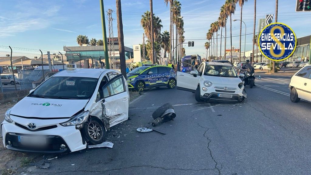 Taxi dañado tras un accidente con un turismo en Sevilla