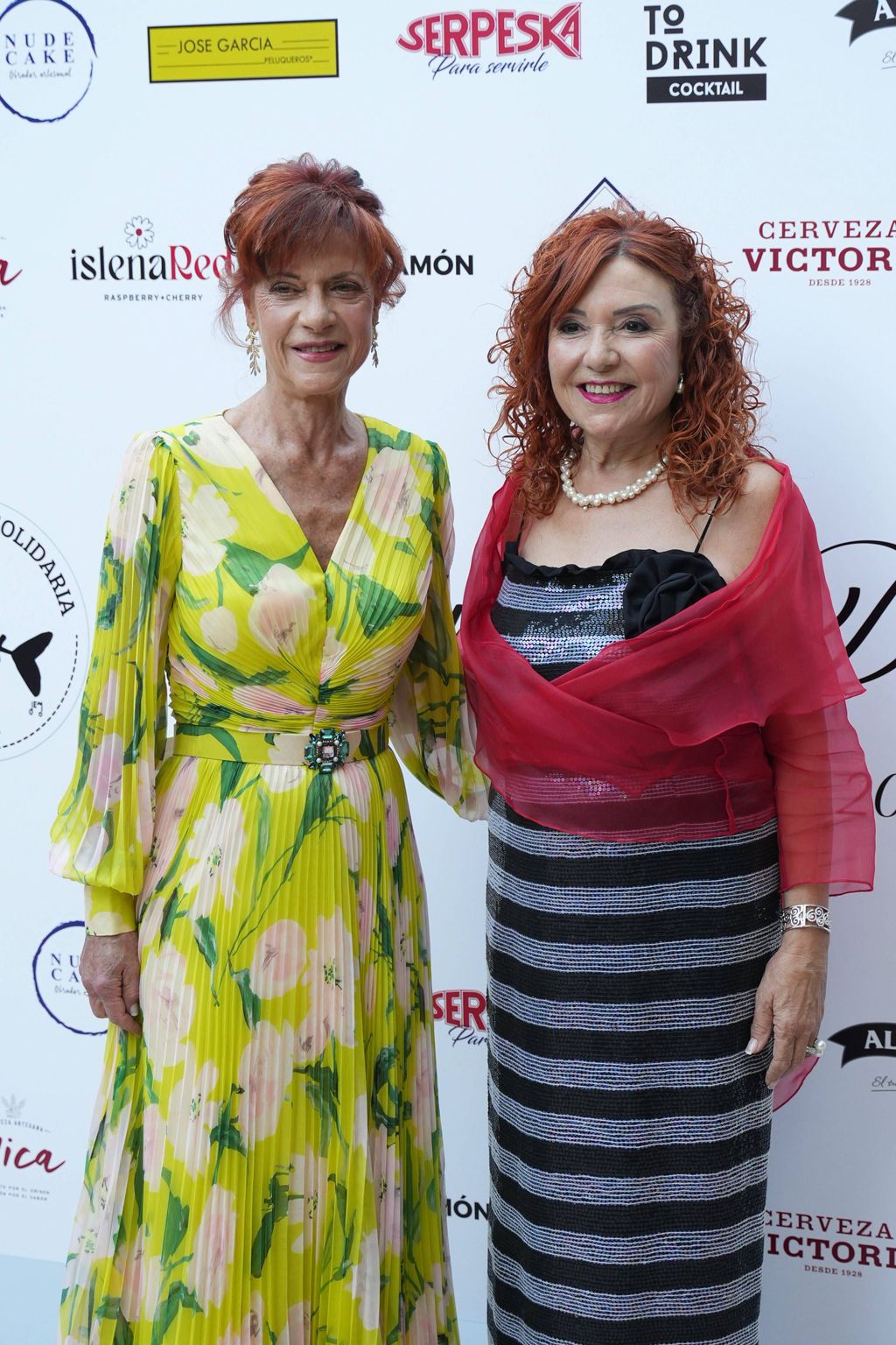 La madre de Irene Villa, María Jesús (derecha), junto a su suegra