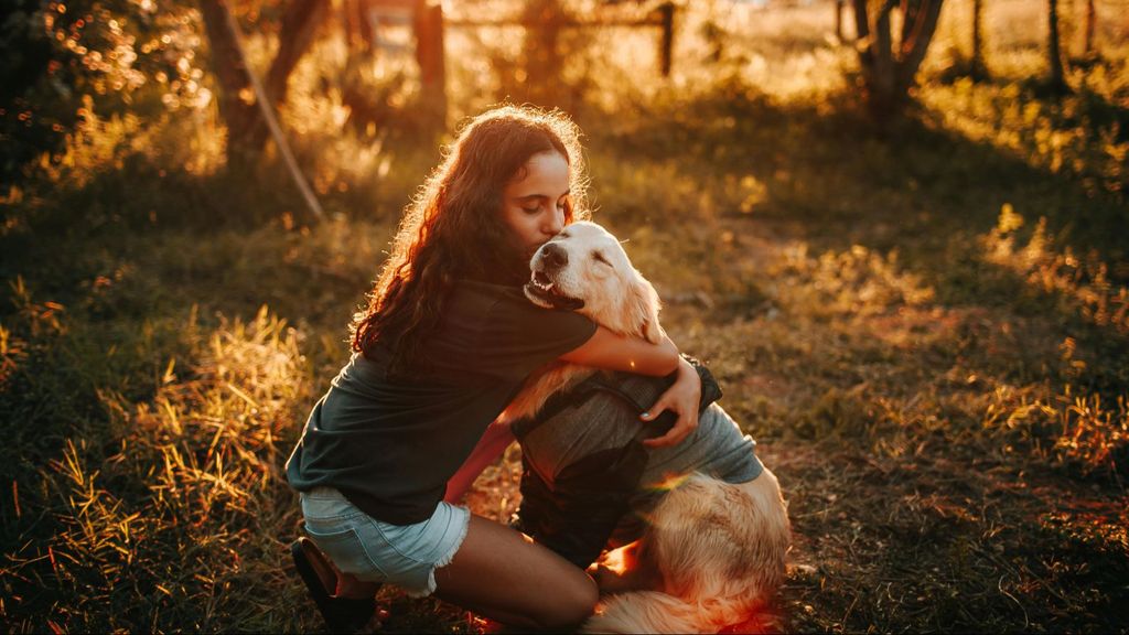 Una niña con un perro