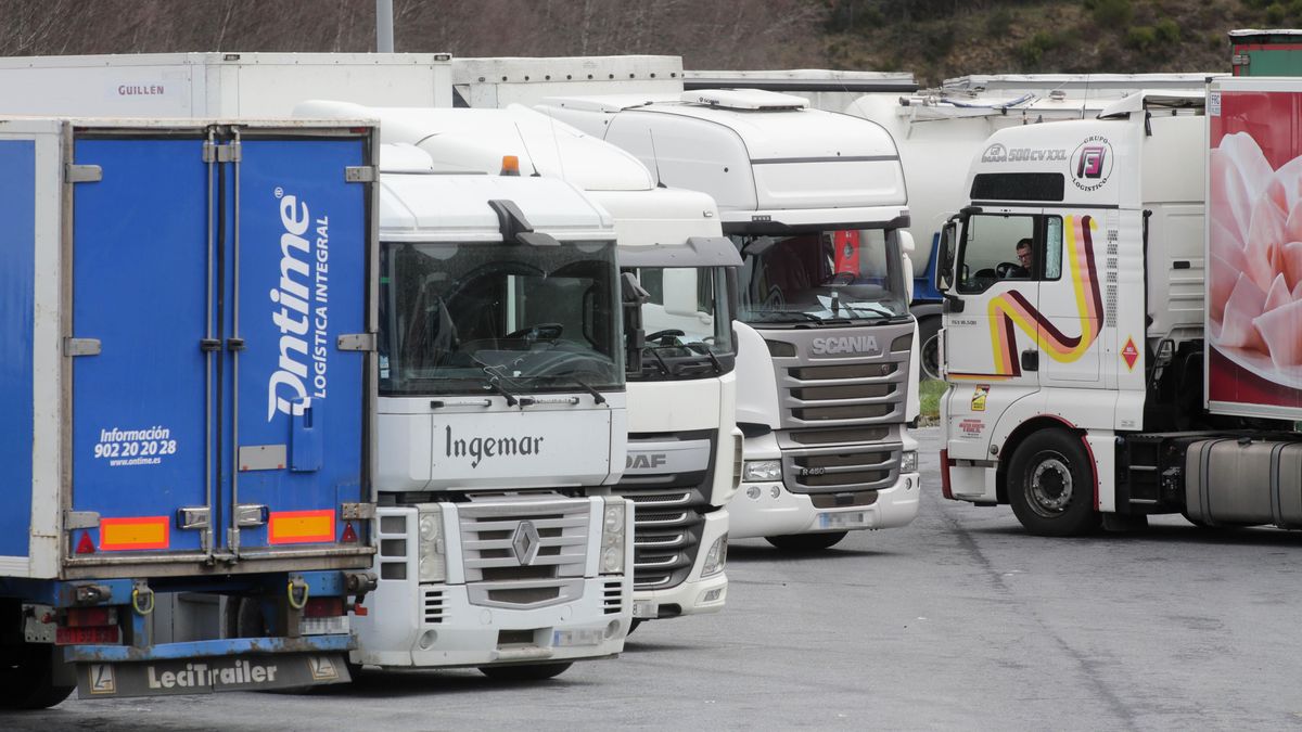 Varios camiones permanecesn estacionados durante la huelga de transportistas por carretera en marzo de 2022