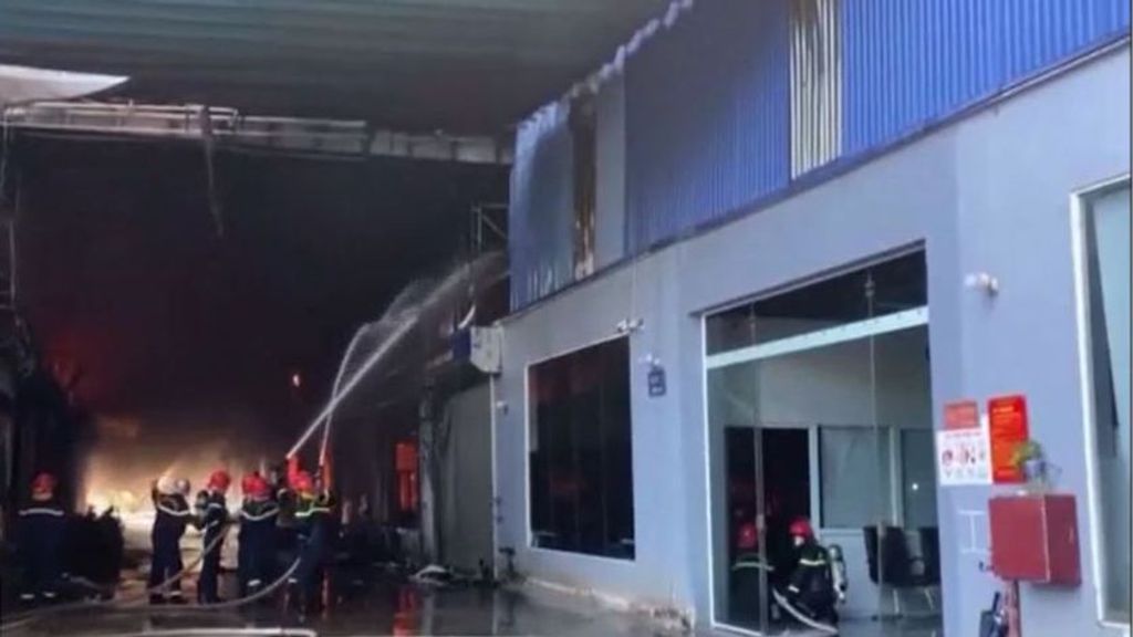 Arden miles de vehículos eléctricos en el incendio de una fábrica en Vietnam